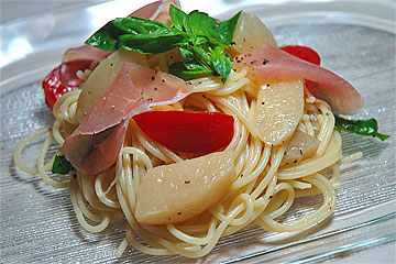 桃とフルーツトマト、生ハムのパスタ